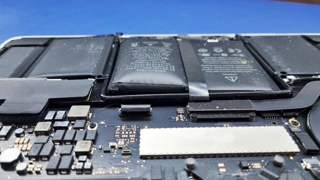 Spuchnięta bateria w Macbooku może być spowodowana wadą fabryczną sprzętu