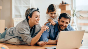 Dlaczego opłaca się łączyć usługi? Podstawowa zaleta pakietów łączonych to oszczędność widoczna od razu w zestawieniu cen. Kupując internet i telewizję osobno, płaci się więcej niż w przypadku wspólnej umowy. Operatorzy stosują konkretne rabaty dla klientów decydujących się na kilka usług jednocześnie – różnica potrafi wynosić od kilkunastu do nawet kilkudziesięciu złotych miesięcznie, co w skali roku daje odczuwalną kwotę. Drugi argument to sprzęt w cenie. Decydując się na łączone usługi, często można liczyć na dekoder, router czy modem bez dodatkowych opłat lub z symboliczną dopłatą. Samodzielny zakup takiego sprzętu to wydatek od kilkuset do ponad tysiąca złotych. W przypadku abonamentu sprzęt jest dostarczany, instalowany i serwisowany przez operatora, co oznacza brak dodatkowych kosztów przy ewentualnej usterce. Czym kierować się przy wyborze pakietu? Przed podpisaniem umowy warto odpowiedzieć sobie na kilka pytań. Ile osób korzysta w domu z internetu jednocześnie? Jeśli kilka osób streamuje filmy, gra online i pracuje zdalnie w tym samym czasie, minimalna prędkość łącza powinna wynosić co najmniej 300–600 Mb/s. Internet światłowodowy zapewnia stabilne połączenie niezależnie od liczby podłączonych urządzeń, co jest szczególnie istotne w wieloosobowych gospodarstwach domowych. Warto też zastanowić się nad faktycznym sposobem oglądania telewizji. Jeśli domownicy głównie korzystają z platform streamingowych, a tradycyjna telewizja służy jedynie do sportu na żywo czy wybranych programów, wystarczy skromniejszy pakiet kanałów. Jeśli jednak telewizja linearna jest codziennym medium dla całej rodziny, warto sięgnąć po bogatszą ofertę, zawierającą nawet kilkaset kanałów tematycznych. Nie bez znaczenia jest długość umowy. Krótsze zobowiązania dają większą elastyczność, ale zazwyczaj oznaczają wyższą cenę miesięczną. Warto przeliczyć całkowity koszt umowy i porównać go z ceną krótszego wariantu, zamiast kierować się wyłącznie stawką miesięczną. Co oferują dostępne pakiety? Na rynku dostępnych jest kilka propozycji łączonych. Jedną z rozbudowanych jest oferta dostępna w Play, która łączy światłowód z pakietem telewizyjnym w różnych wariantach prędkości i liczby kanałów. W opcji 300 Mb/s klient dostaje dostęp do ponad 200 kanałów, a wyższe plany – od 600 Mb/s wzwyż – dokładają platformy streamingowe: SkyShowtime, FilmBox, Cinemax czy Amazon Prime Video. Dostępna jest też Telewizja Nowej Generacji z systemem punktów wymiennych na wybrane serwisy VOD, jak Netflix czy HBO Max – klient decyduje co miesiąc, z czego korzysta. Przy umowie na 24 miesiące przez pierwsze miesiące można korzystać z usług bez opłat (warto na bieżąco sprawdzać ofertę, gdyż jest ona modyfikowana). Jak pogodzić streaming z telewizją? Wiele osób zastanawia się, czy w dobie Netfliksa i HBO Max tradycyjna telewizja w pakiecie ma jeszcze sens. Odpowiedź zależy od nawyków oglądania. Platformy VOD oferują bogaty katalog na żądanie, ale transmisje sportowe na żywo i popularne programy rozrywkowe wciąż pozostają domeną kanałów telewizyjnych. Dla kibica dostęp do pakietu sportowego to często jedyna możliwość śledzenia ulubionych rozgrywek. Co więcej, telewizja linearna sprawdza się doskonale przy wspólnym oglądaniu z rodziną – spontanicznie włączony film, wieczorne wiadomości czy kultowy teleturniej to scenariusze, w których tradycyjny pilot wygrywa z przeglądaniem katalogów VOD. Dobra odpowiedź na tę potrzebę to właśnie oferta łącząca jedno i drugie. Internet i telewizja w pakiecie z dostępem do streamingu eliminuje konieczność opłacania wielu osobnych subskrypcji. Zamiast płacić osobno za internet, telewizję i kilka platform, można mieć to wszystko w ramach jednej umowy, często taniej niż sumując koszty indywidualnie. Dla wielu gospodarstw domowych taki model oznacza też mniejszy chaos – jedno logowanie, jedna faktura, jeden kontakt do obsługi klienta zamiast żonglowania kilkoma aplikacjami i kontami. Kluczem jest dopasowanie pakietu do realnych potrzeb. Warto przez chwilę przeanalizować, ile czasu domownicy spędzają przed telewizorem, jakie treści oglądają najczęściej i czy korzystają aktywnie z wszystkich posiadanych platform streamingowych. Nierzadko okazuje się, że część subskrypcji to wydatek niemal niezauważalny na co dzień, ale realnie obciążający budżet. Internet i telewizja w pakiecie z dobrze dobranym zestawem kanałów i serwisów VOD to jeden z prostszych sposobów na optymalizację domowych wydatków medialnych bez rezygnowania z jakości rozrywki.