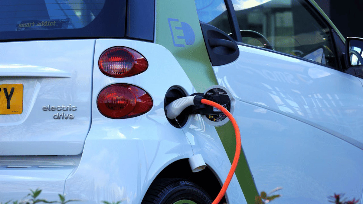 Adaptery i akcesoria EV – jakie dodatkowe elementy mogą ułatwić korzystanie z samochodu elektrycznego?